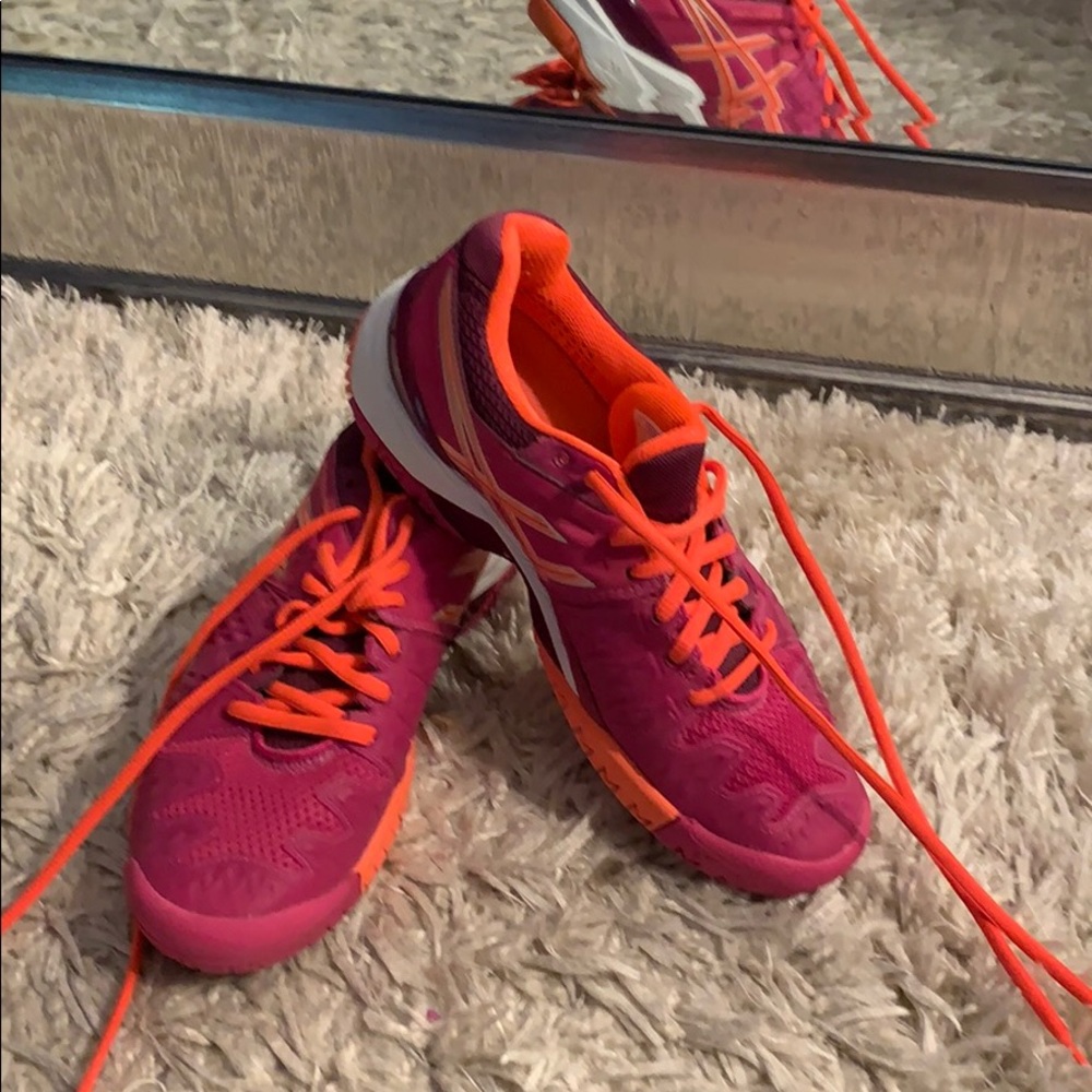 Tennis court shoes.